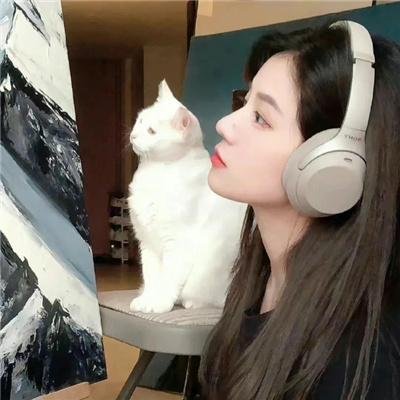 坐在酒吧里吃蛋糕